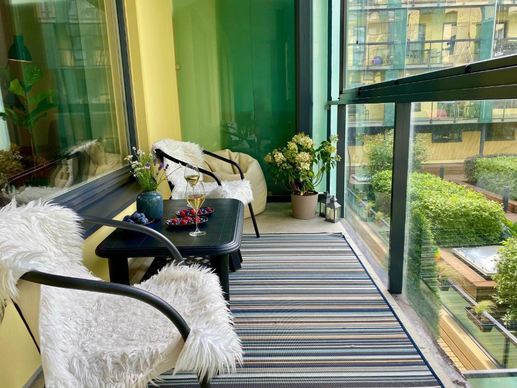 Posezení v ubytování Charming City Centre Apartment - Spacious Balcony and Private Garden