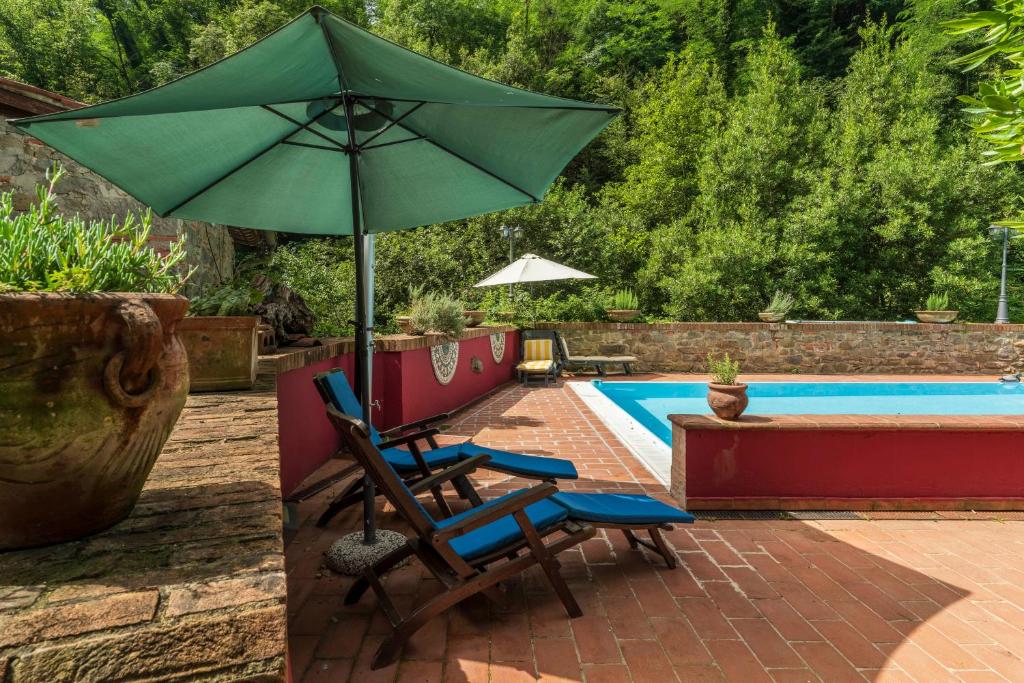 Bazén v ubytování Mulino di Castelvecchio nebo v jeho okolí
