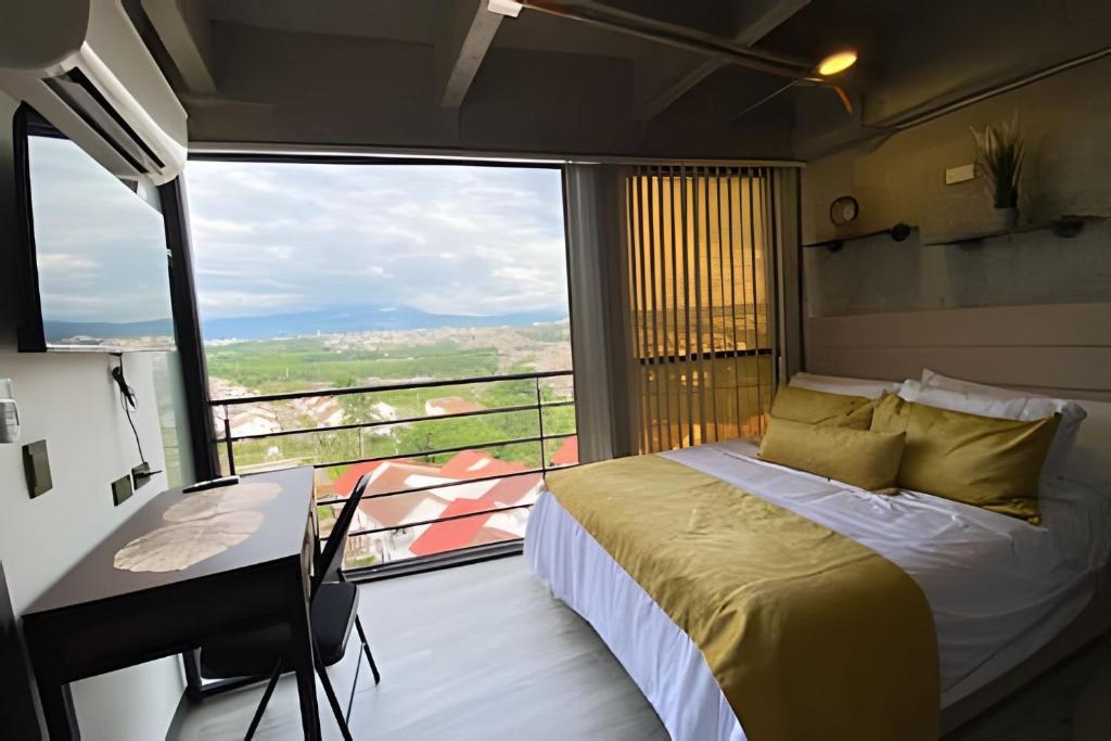 Postel nebo postele na pokoji v ubytování Epic Suites x Ahead
