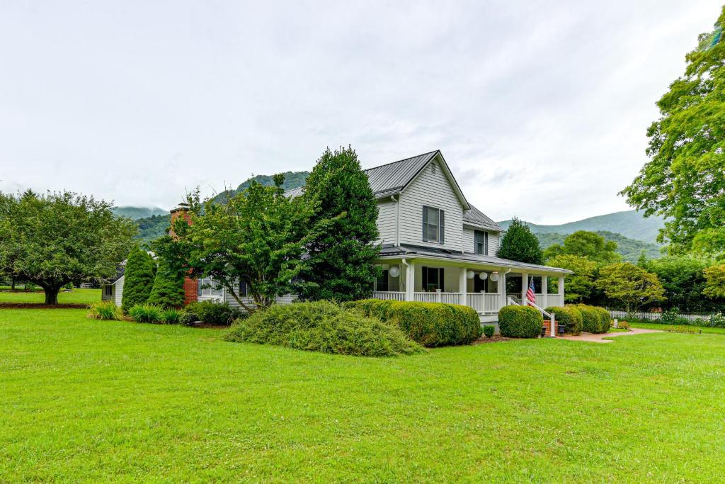 マギー・バレーにあるMaggie Valley Historic Farmhouse on 5 Acres!の緑の庭のある家