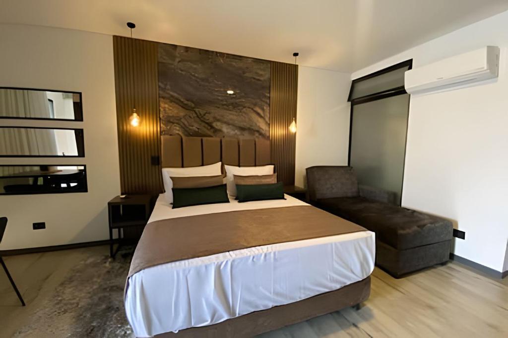 Postel nebo postele na pokoji v ubytování Epic Suites x Ahead
