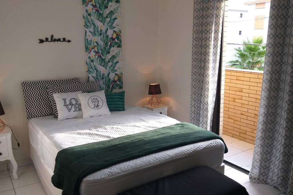 Katil atau katil-katil dalam bilik di Apê beira-mar -Ar condicionado-Wi-fi-Vaga de garagem coberta