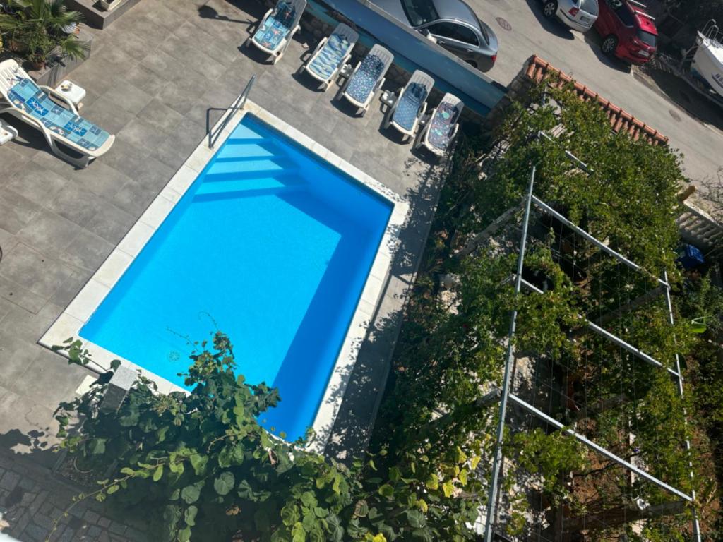 widok na basen z zaparkowanymi samochodami w obiekcie Villa Julian & Juliana w Krku