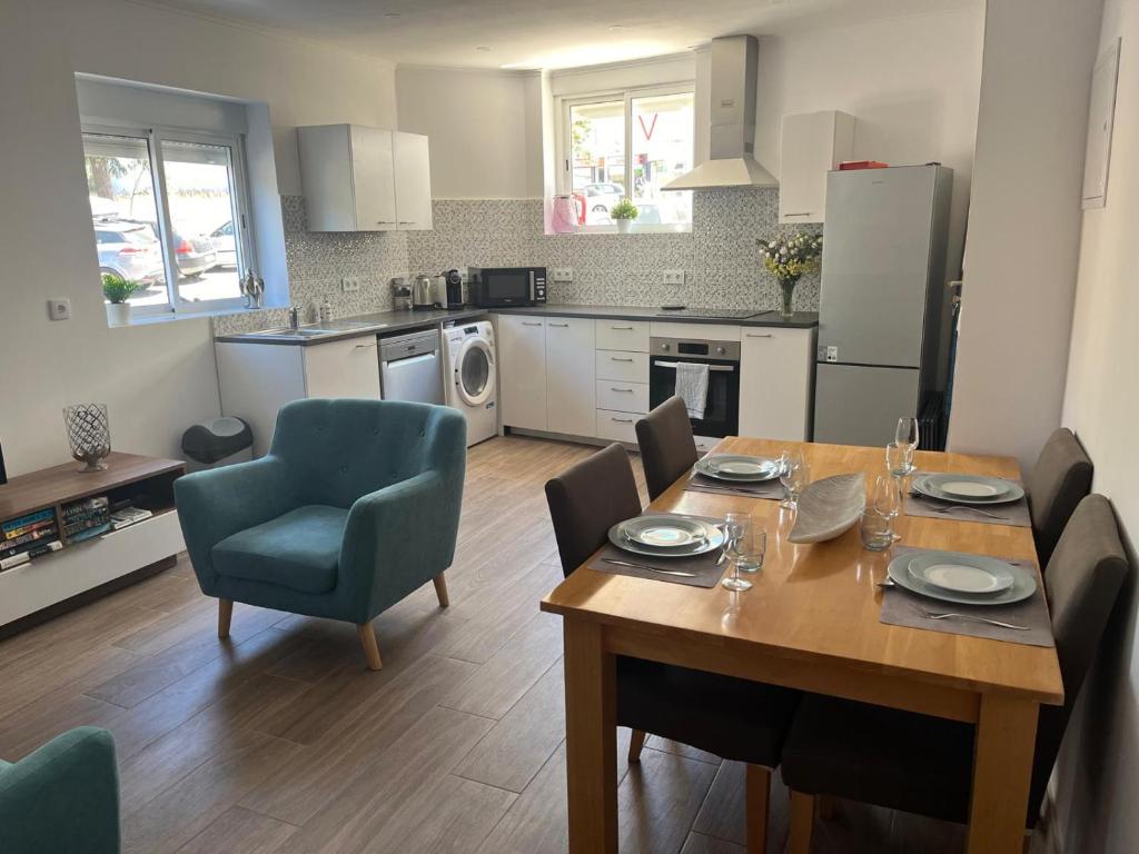 una cucina e una sala da pranzo con tavolo e sedie di Vacation apartment - central Portimao a Portimão