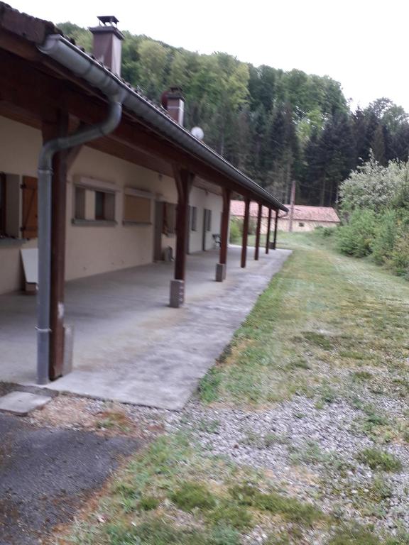 un bâtiment avec une rangée de postes à côté d'une cour dans l'établissement appartement 3 personnes, à Plombières-les-Bains