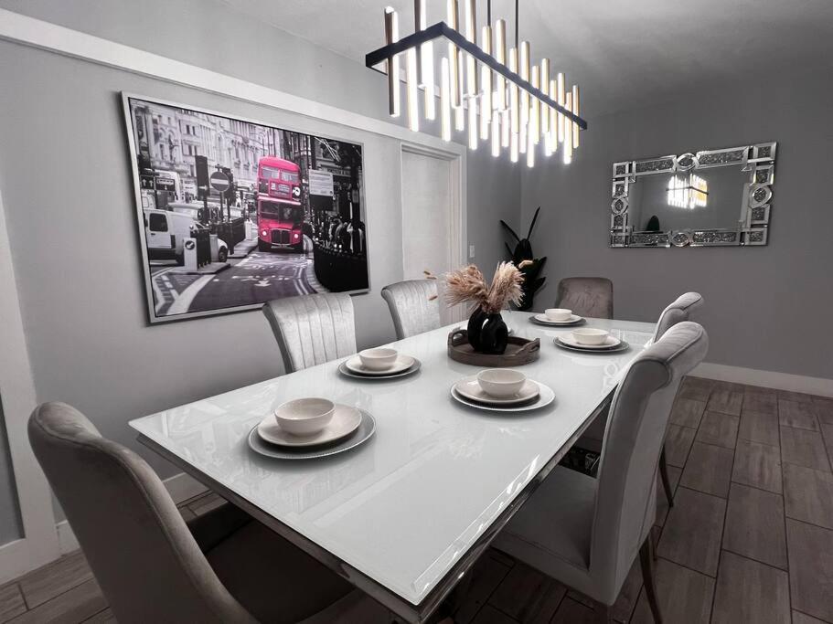 Fotografie z fotogalerie ubytování Luxurious Westchester Home Near Miami Clinics v Miami