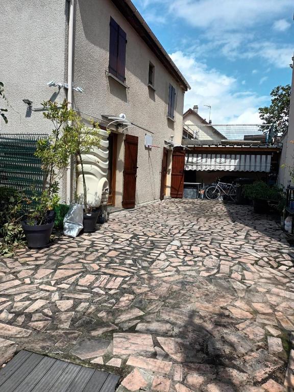 une passerelle en pierre devant un bâtiment dans l'établissement Salon Villepinte, aéroport, au Blanc-Mesnil