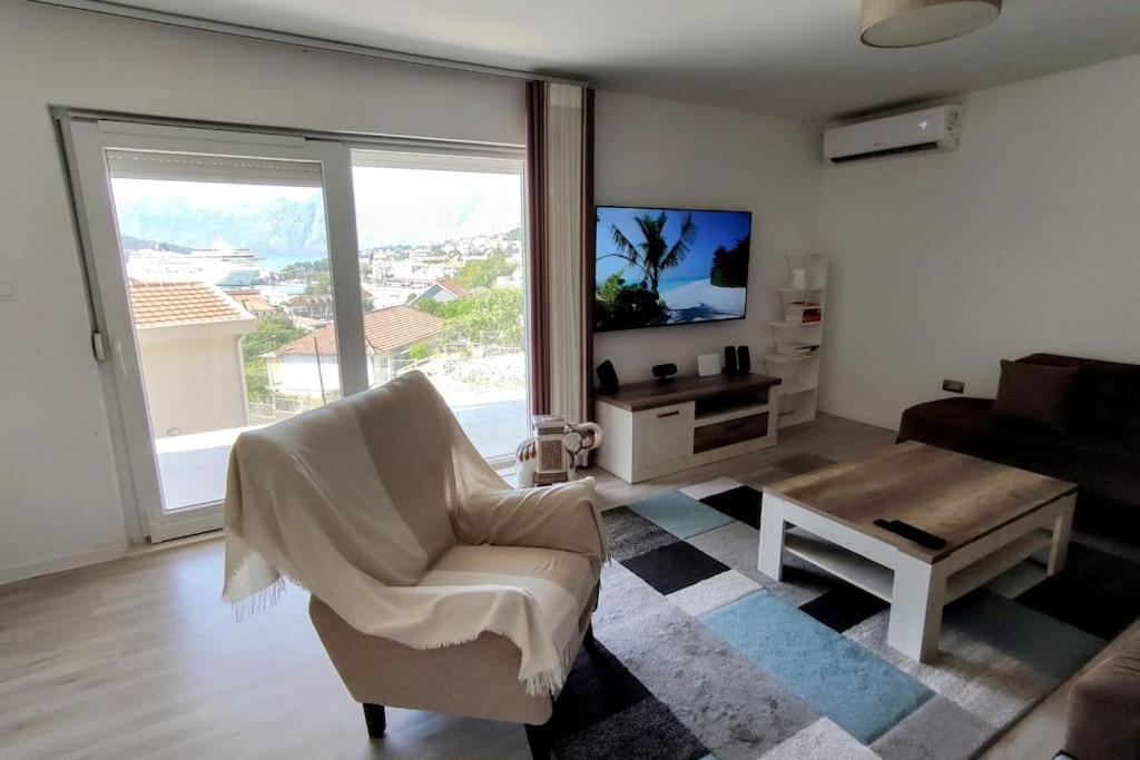 Μια τηλεόραση ή/και κέντρο ψυχαγωγίας στο Nature Bay Apartment