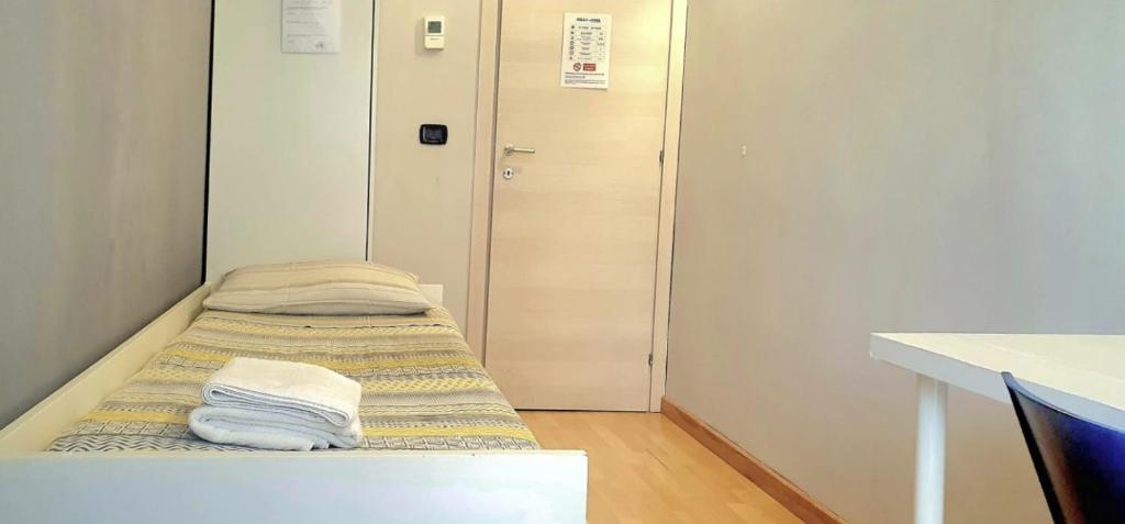 Hello Roma B&B - Single Room With Private External Bathroom