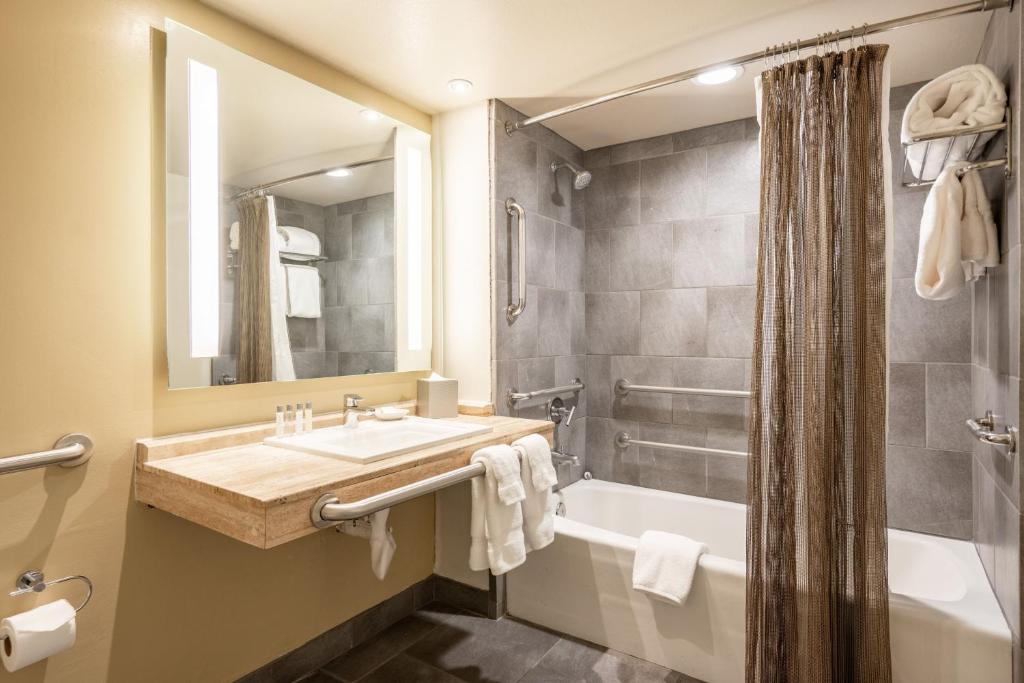 Hotel Zoso - Queen Room With Two Queen Beds - Disability Access
