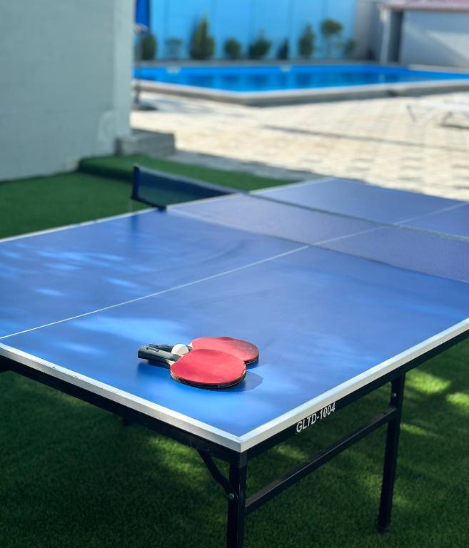 Stolní tenis v ubytování Natakhtari Residence nebo okolí