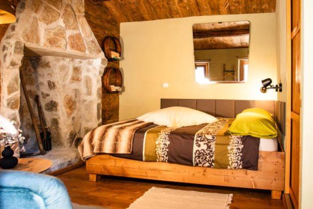 Postel nebo postele na pokoji v ubytování Patatouc Country House - 15 minuti di cammino da Limonetto