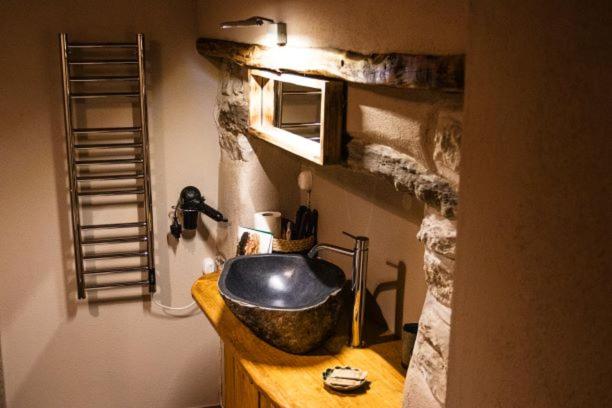 Příslušenství pro přípravu čaje a kávy v ubytování Patatouc Country House - 15 minuti di cammino da Limonetto