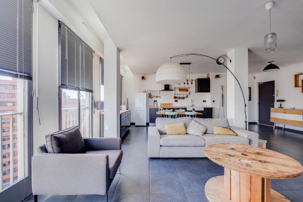 un salon avec deux canapés et une table dans l'établissement Le Panoramique - Ramblas Jean-Jaurès, à Toulouse