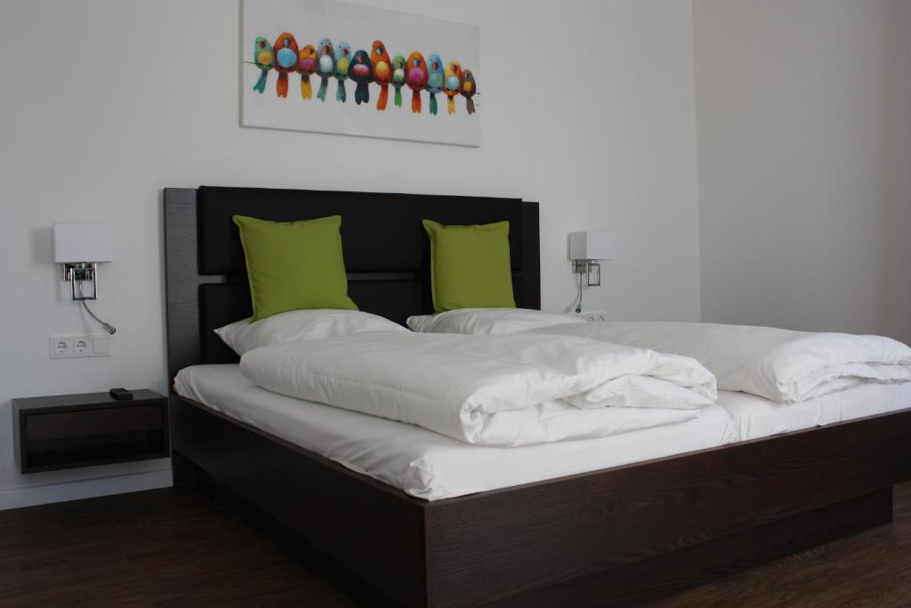 Postel nebo postele na pokoji v ubytování Hotel Schwan - Das Gästehaus Ilse