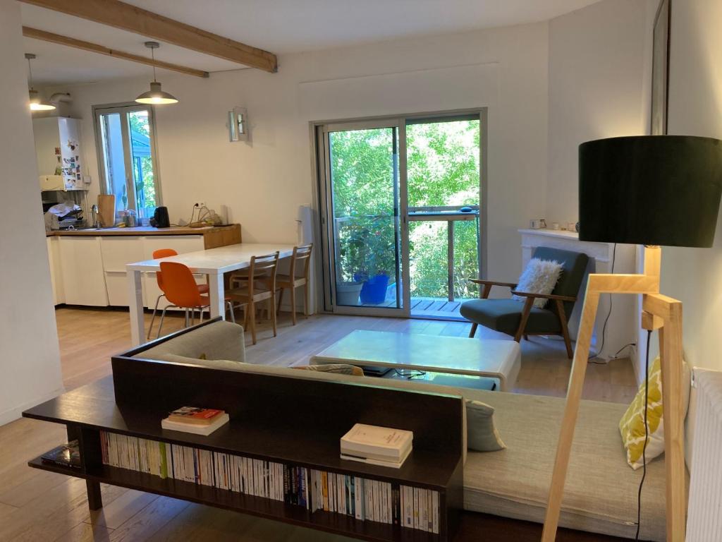 un salon avec un canapé et une table dans l'établissement appartement coeur de Montpellier, à Montpellier