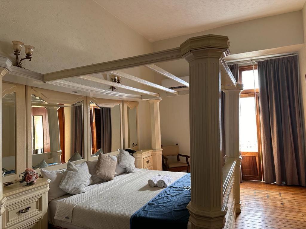 Postel nebo postele na pokoji v ubytování Hotel Frances