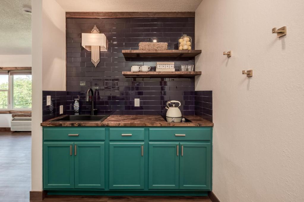 Boutique Hotel King, Queen & Kitchen Suites Easy Drive to Downtown - Deluxe Studio Mit Queensize-Bett