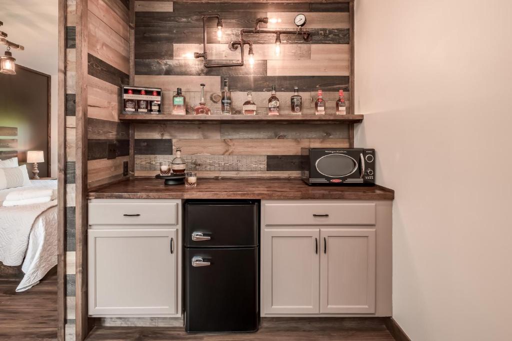 Boutique Hotel King, Queen & Kitchen Suites Easy Drive to Downtown - Deluxe Suite Mit Kingsize-Bett