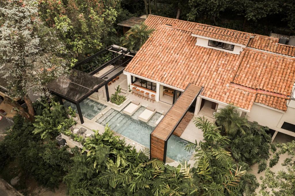 Una vista aérea de una casa con piscina. en Nattivo Luxury Home Medellin, en Medellín