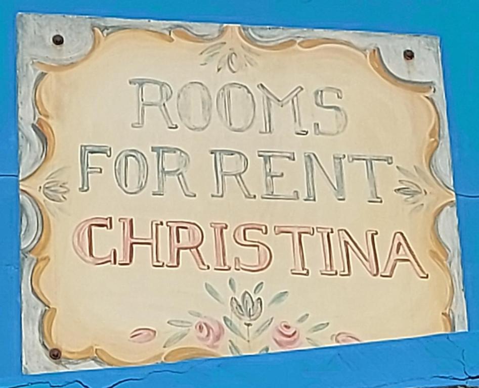 パレオコラにあるChristina Rooms No3のクリスマスに部屋を貸し出すという看板