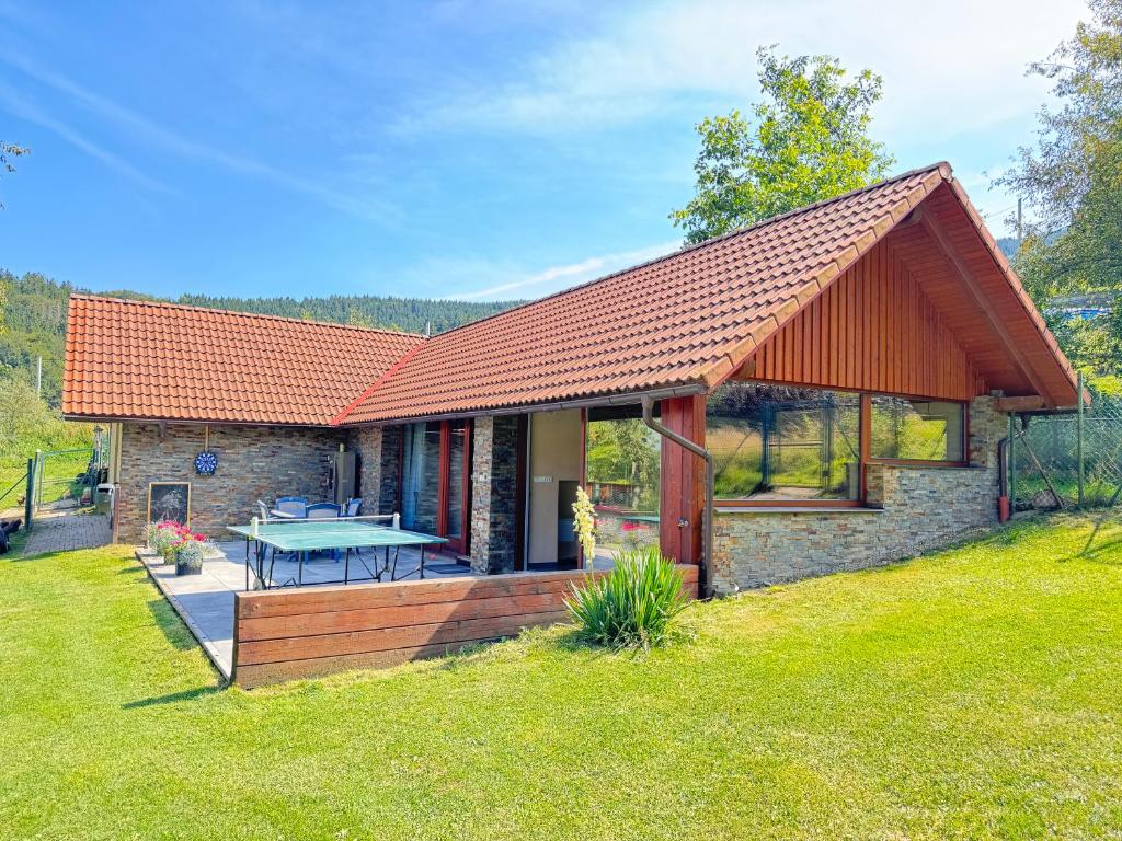 a house with a picnic table in a yard at U Pěti kohoutů in Liberec