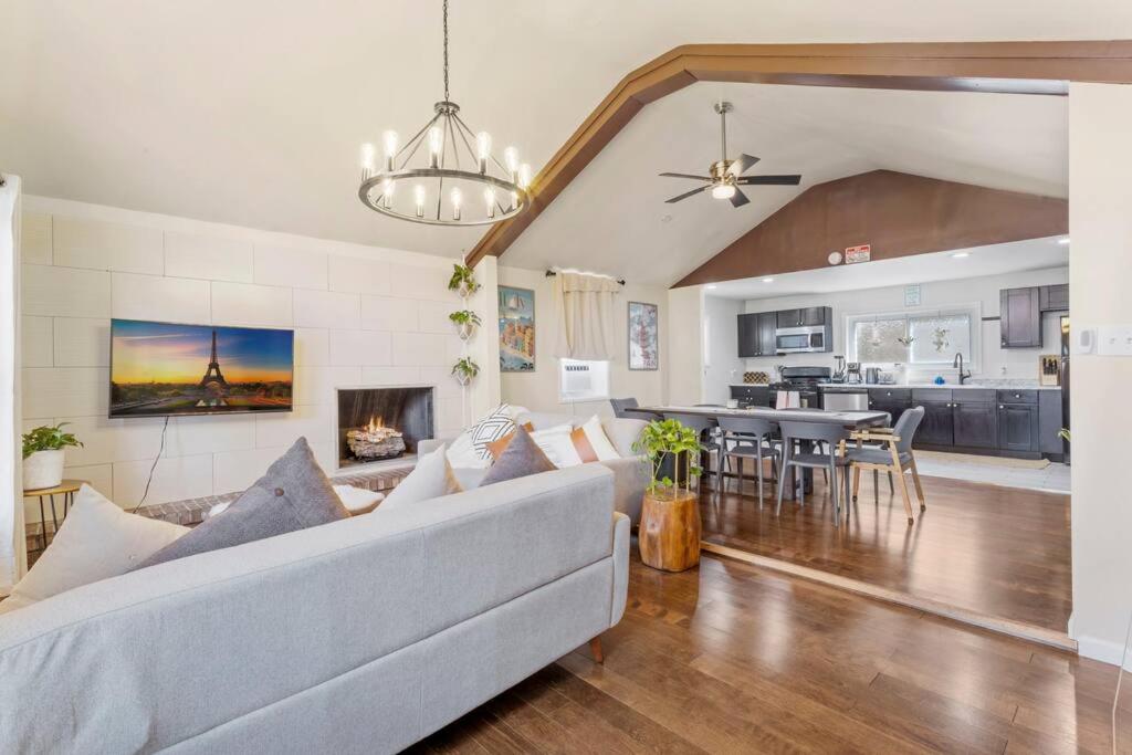 un soggiorno con un divano e un tavolo di 3 bedrooms AC Ranch Near Casinos and Beach ad Atlantic City