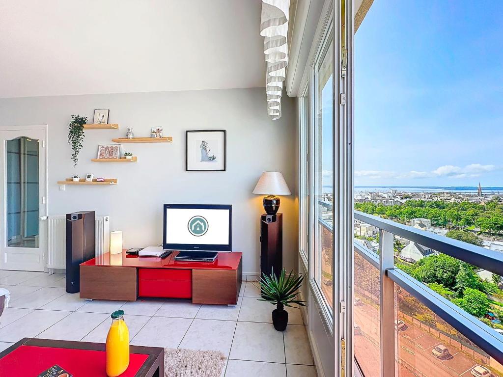 Photo de la galerie de l'établissement Le Panoramique vue sur la rade pour ce beau T3, à Brest