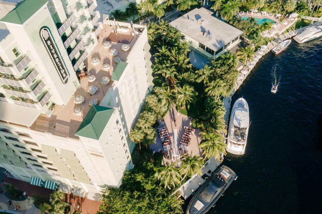 Výhled na řeku, která protéká v blízkosti hotelu