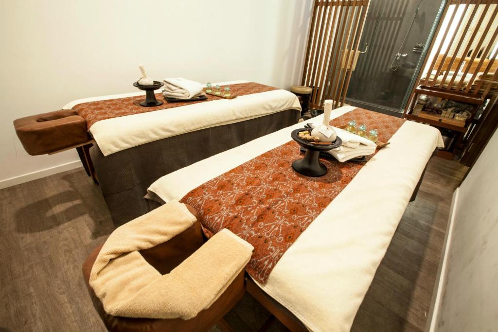 Postel nebo postele na pokoji v ubytování Golden Tulip Pontianak