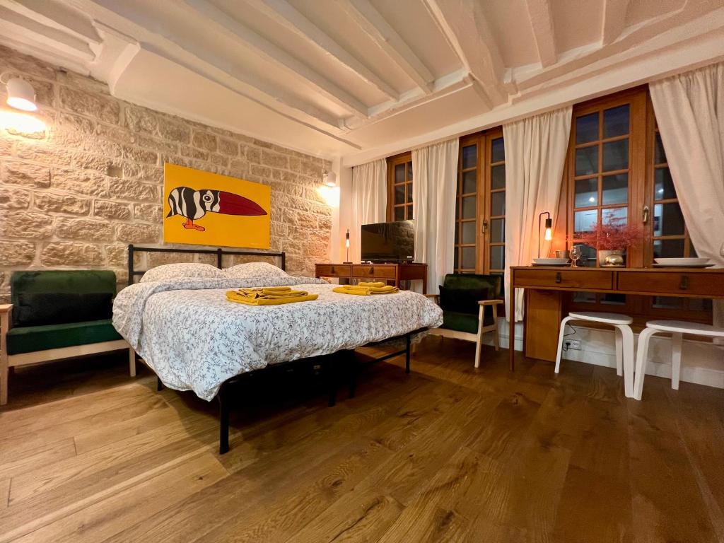une chambre avec un lit et un bureau dans l'établissement Studio des Tuileries, à Paris