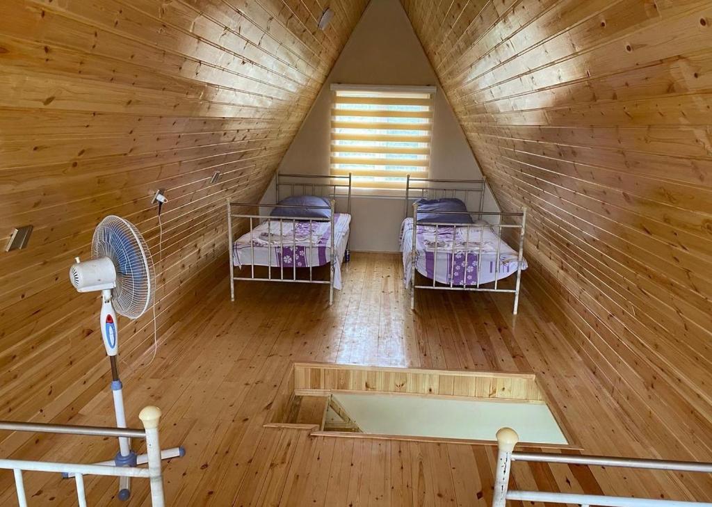 Postel nebo postele na pokoji v ubytování QubAframe