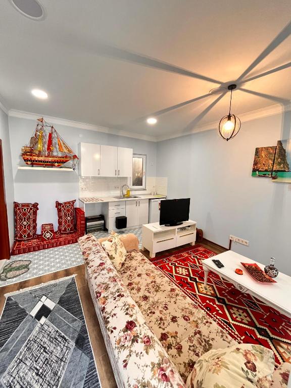 un soggiorno con un grande divano in una camera di Safderun Ortakoy House a Istanbul