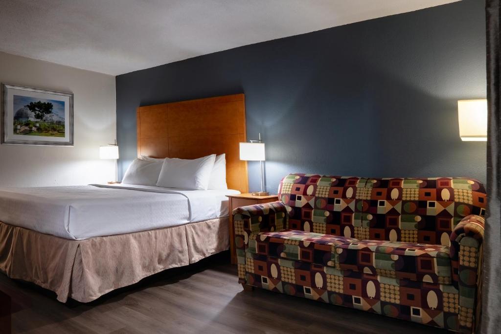 American Inn & Suites - Deluxe King Room