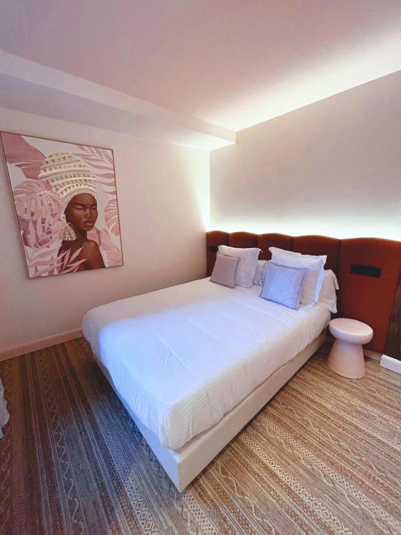 Postel nebo postele na pokoji v ubytování Lemon Suites Santander