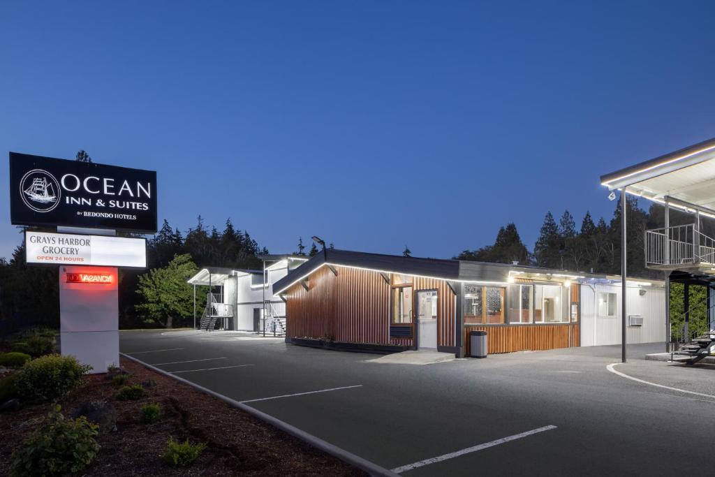 un bâtiment avec un panneau indiquant Ocean Inn and Suites dans l'établissement Ocean Inn & Suites, à Aberdeen