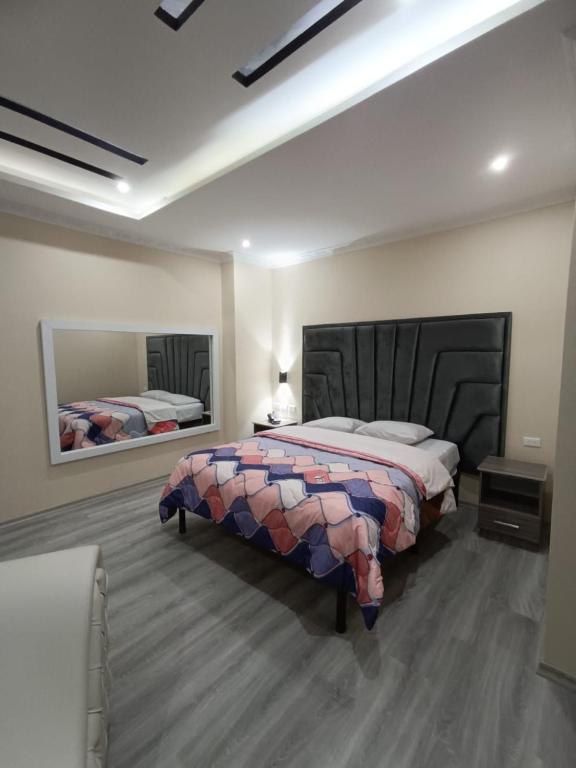 Postel nebo postele na pokoji v ubytování Hostal Kapital City
