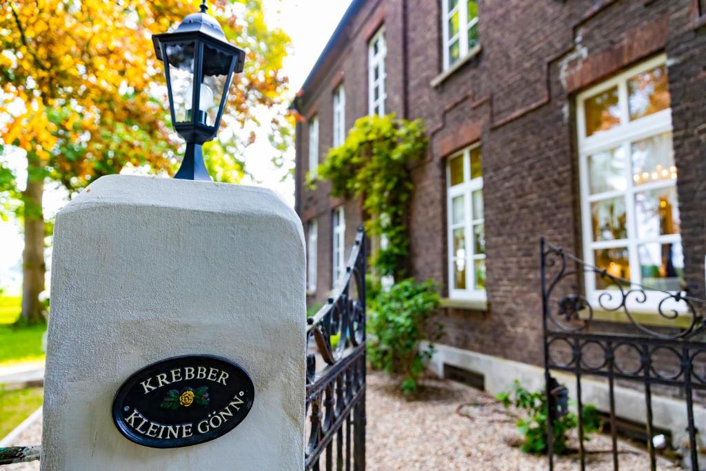 クサンテンにあるGutshaus Kleine Gönnの家の前の街灯