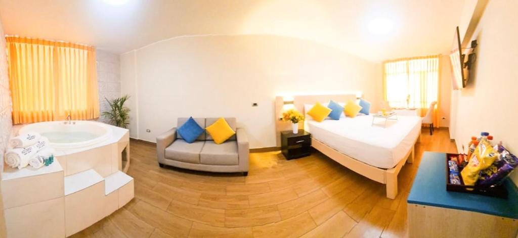 Postel nebo postele na pokoji v ubytování Acuario Hotel & Suite