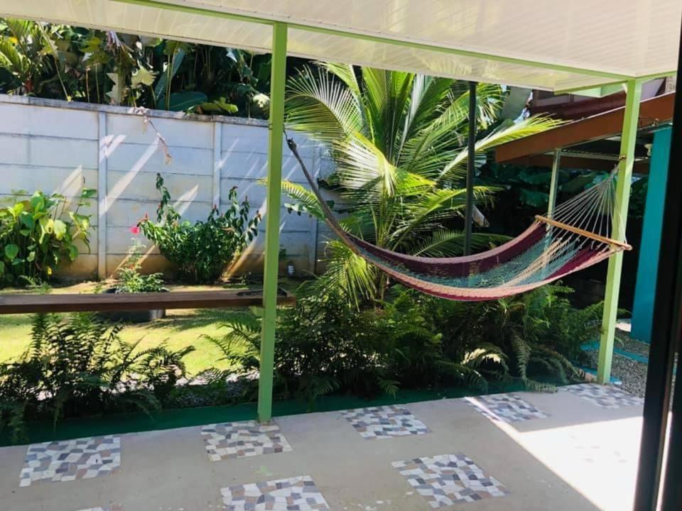 een hangmat in het midden van een tuin bij Villa Angelo Puerto Viejo in Puerto Viejo