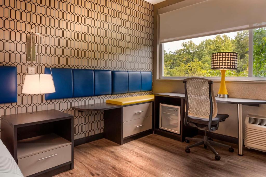 GLo Hotel Asheville-Blue Ridge Parkway - King Room With Roll-In Shower - Disability Access