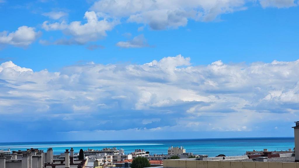 une vue sur l'océan depuis une ville dans l'établissement Studio proche plage et centre ville avec parking, à Cagnes-sur-Mer