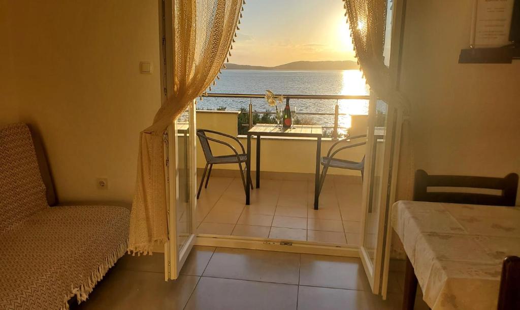 a room with a balcony with a view of the ocean at Relax A 3 in Zaboric