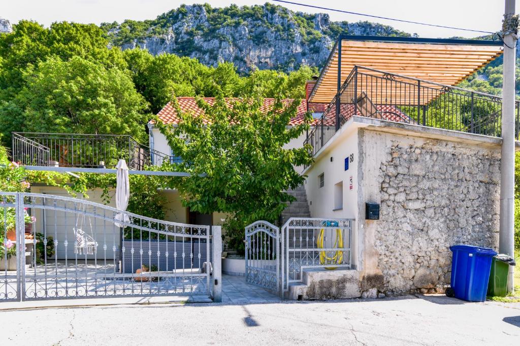 ein Haus mit einem Tor davor in der Unterkunft Family friendly house with a parking space Bribir, Novi Vinodolski - 23378 in Bribir