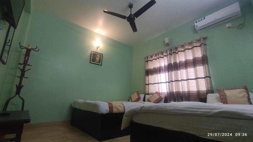 Llit o llits en una habitació de Hotel Pokhara Paradise