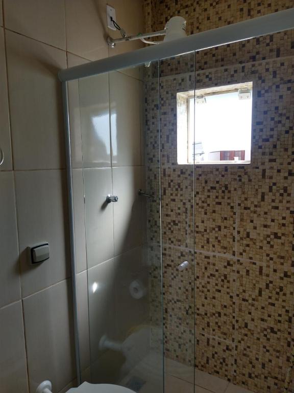 Pousada Nhá Chica في ساو ثومي داس ليتراس: دش مع باب زجاجي في الحمام