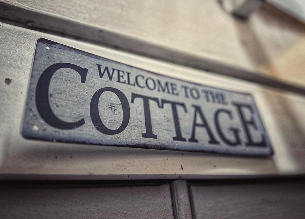 Adorable French Cottage style - 1 bedroom. - One-Bedroom House