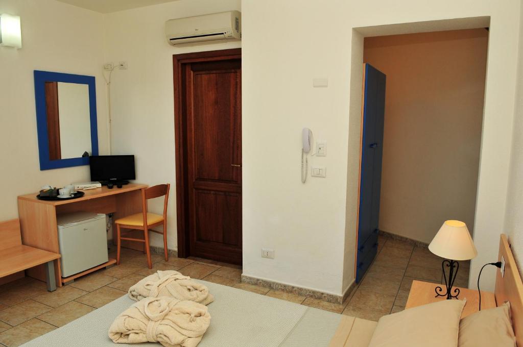 Telewizja i/lub zestaw kina domowego w obiekcie Hotel Castello Budoni