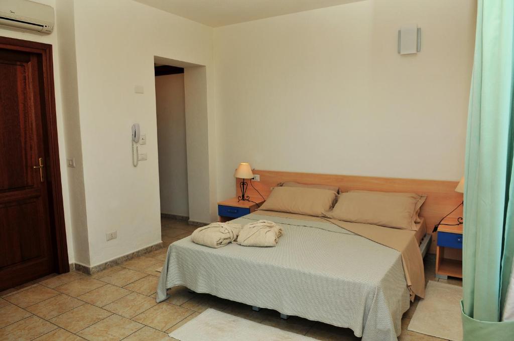 Łóżko lub łóżka w pokoju w obiekcie Hotel Castello Budoni