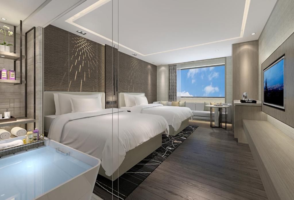 Postel nebo postele na pokoji v ubytování Renaissance Shenzhen Luohu Hotel